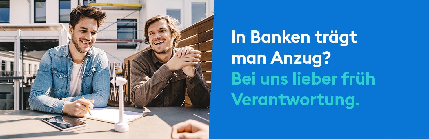 Vier Kolleg*innen bei einer Projektbesprechung